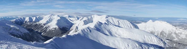 Panoramiczne ujęcie Mountain Peak pokryte śniegiem z niebieskim niebem w tle — Zdjęcie stockowe