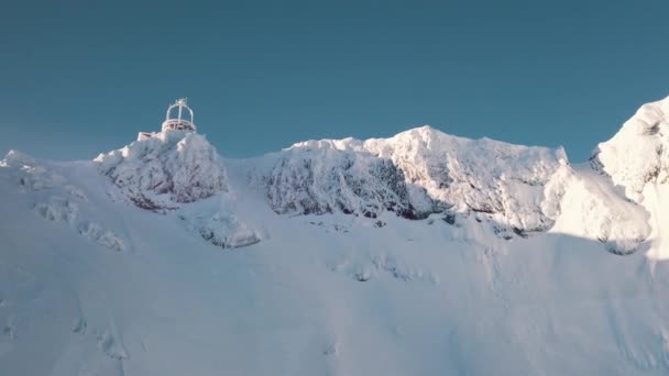 Panoramiczne nagranie Śnieżnych Gór Przeciwko Czystemu Niebieskiemu Niebu - Góry Zimowe — Wideo stockowe