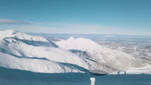 Góry pokryte śniegiem w ciągu dnia - Krajobraz Zimowy - Chmury Błękitne Niebo — Wideo stockowe
