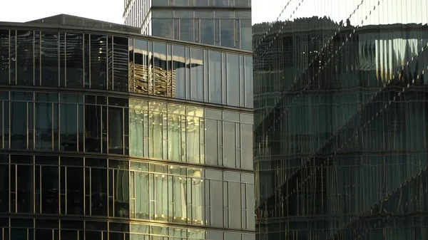 Soleil reflétant des immeubles de bureaux modernes dans la rue Domaniewska Varsovie, Pologne — Photo