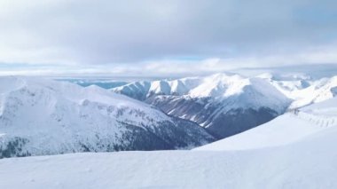 Karla kaplı dağlarla kaplı kış manzarası. Arka planda Güzel Bulutlu Gökyüzü