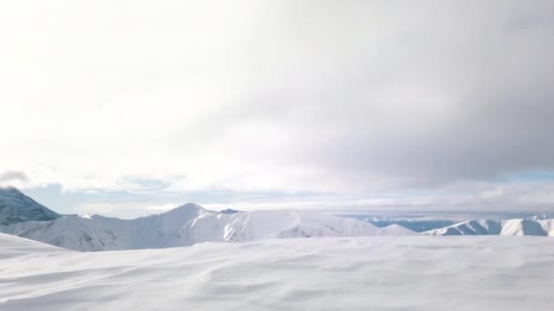 Paisaje nevado con montañas cubiertas de nieve contra el pintoresco cielo nublado — Vídeos de Stock