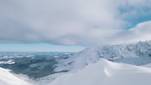 Góry Przenoszące się w kierunku szczytu Snowy Mountain- Chmurne niebo w tle — Wideo stockowe