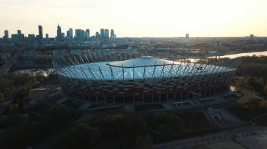 Varşova Ulusal Stadyumu Güzel altın gün doğumunda.