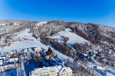 Polonya 'nın Zakopane kasabasında soğuk bir sabah. Arka planda dağlarla kaplı karlar. Havadan