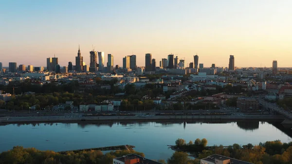 Atemberaubendes Warschauer Stadtbild. Wolkenkratzer über der Weichsel im Morgensonnenlicht — Stockfoto