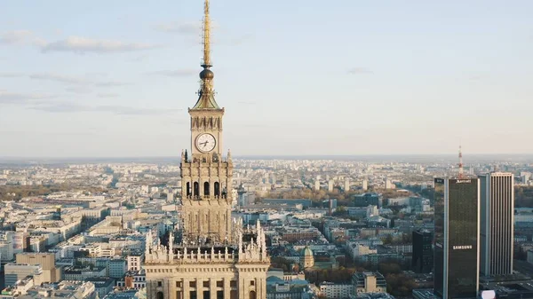 Palácio da Cultura e Ciência em Varsóvia, Polônia no dia ensolarado. Fechar a torre do relógio — Fotografia de Stock