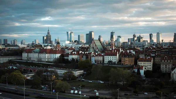 Vista aérea da paisagem urbana atual de Varsóvia na margem do Vístula durante o pôr do sol — Fotografia de Stock