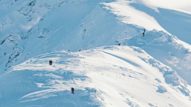 Karlı bir arazide güneşli bir gün. Karla kaplı engeller. Karlı Dağlar 