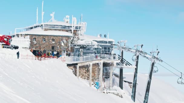 Estación meteorológica en una zona de esquí descuidada. Paisaje cubierto de nieve con cielo azul claro — Vídeos de Stock