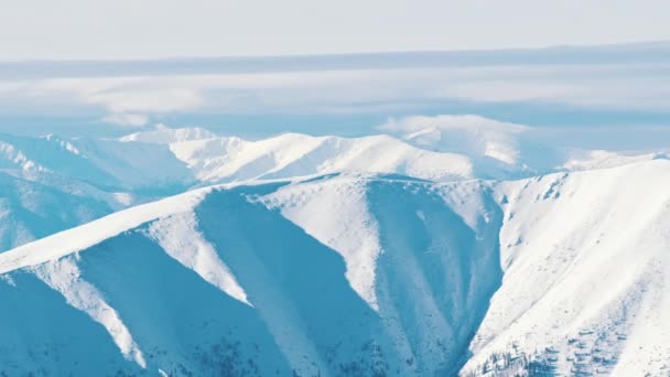 Stoki narciarskie w jasny słoneczny dzień. Jasne Niebieskie niebo Zimowy krajobraz górski — Wideo stockowe