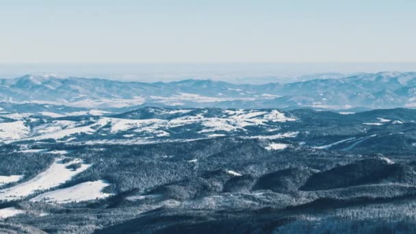 Paisaje nevado en la temporada de invierno. Montañas cubiertas de nieve contra el cielo nublado — Vídeo de stock