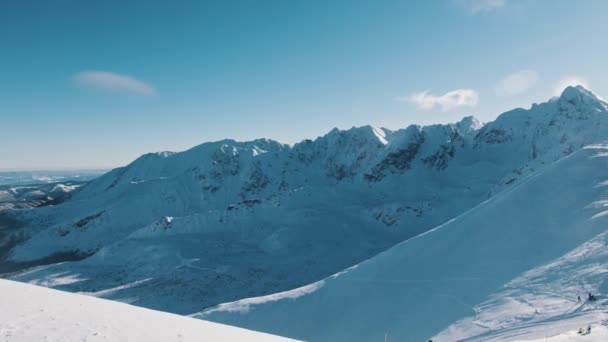 Snowy krajobraz w sezonie zimowym. Ośnieżone góry na tle zachmurzonego nieba — Wideo stockowe