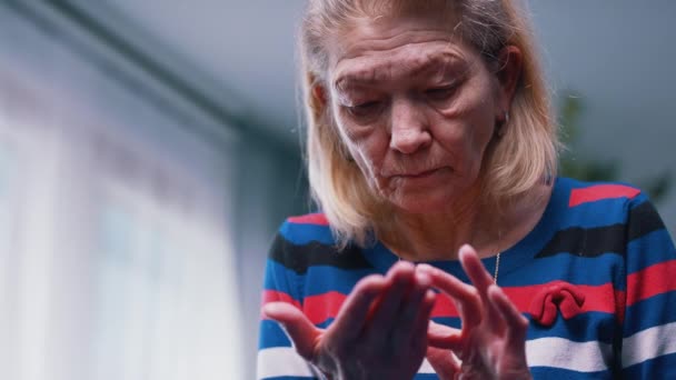 Äldre kvinna räkna mynt i rynkiga händer — Stockvideo