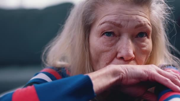 Портрет одинокой старухи, размышляющей о жизни — стоковое видео