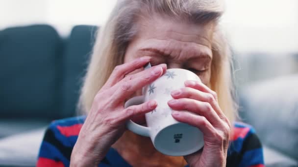 Eenzame, verdrietige oude vrouw die warme drank drinkt. Begrip geestelijke gezondheid en eenzaamheid — Stockvideo