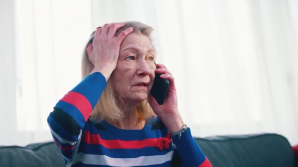 Verzweifelte besorgte ältere Frau telefoniert — Stockvideo