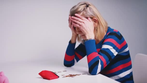 Senza speranza anziana donna guardando il portafoglio vuoto — Video Stock