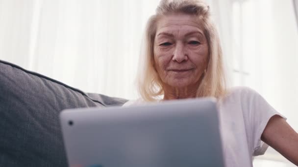 Senior vrouw praten over het internet met familie — Stockvideo