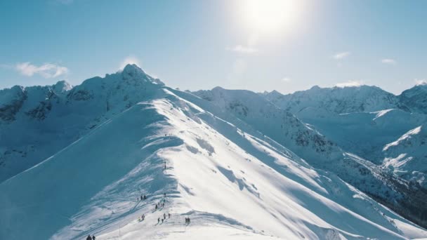 Snowy krajobraz w sezonie zimowym. Ośnieżone góry na tle zachmurzonego nieba — Wideo stockowe