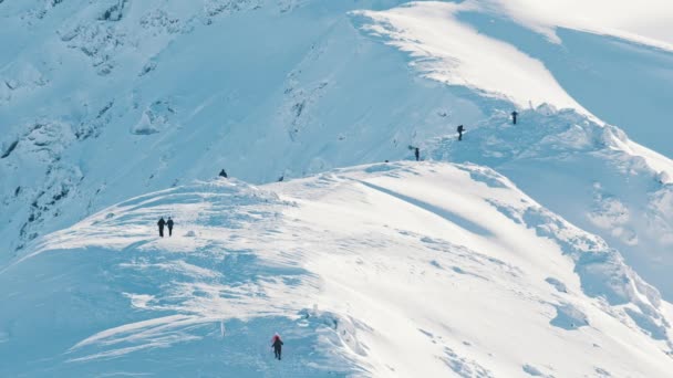 Piste da sci in un giorno luminoso e soleggiato. Clear Blue Sky paesaggio montano invernale — Video Stock