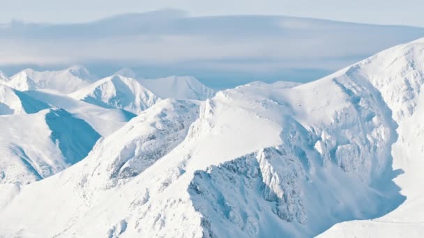 Snowy Mountains Tegen Heldere Blauwe Lucht - Winter Mountains — Stockvideo
