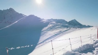 Karlı bir arazide güneşli bir gün. Karla kaplı engeller. Karlı Dağlar 