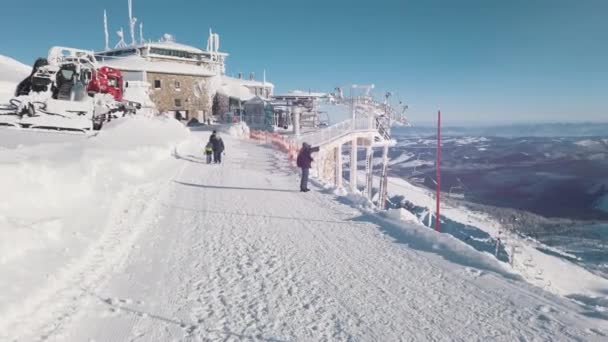 Stacja meteorologiczna na niechlujnym terenie narciarskim. Pokryty śniegiem krajobraz z jasnym błękitnym niebem — Wideo stockowe