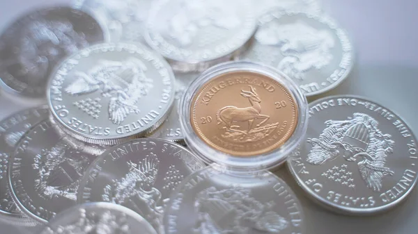 Moneda de plata y bronce extendida sobre fondo blanco — Foto de Stock
