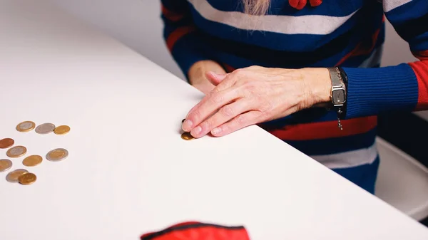 Zbliżenie na pomarszczone ręce starszej kobiety licząc pieniądze — Zdjęcie stockowe