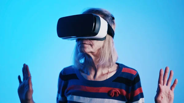 Anciana pensionista experimentando Realidad Virtual — Foto de Stock