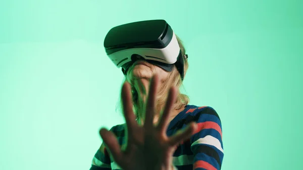Mulher idosa com óculos de realidade virtual tocando o ar — Fotografia de Stock