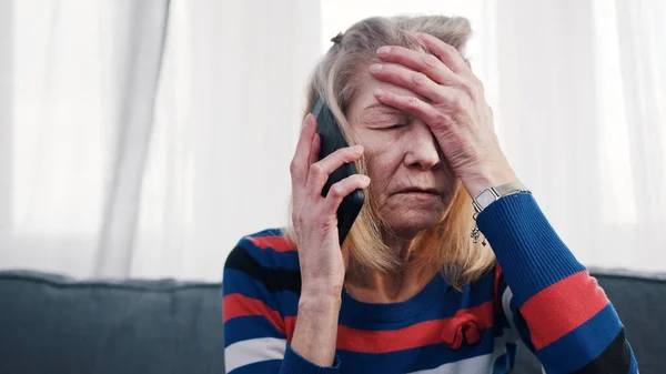 Velha desesperada conversando por telefone com lágrimas — Fotografia de Stock