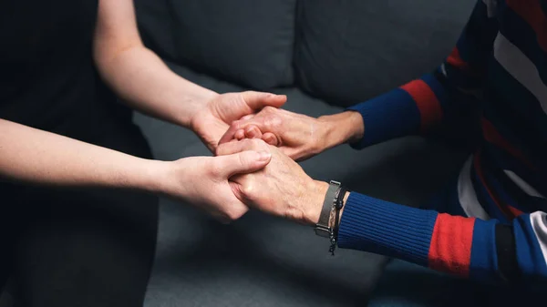 Joven cogido de la mano de una anciana — Foto de Stock