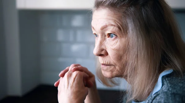 Pensive osamělý depresivní starší žena ve svém domě — Stock fotografie