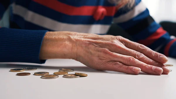 Starsza osoba wkłada pieniądze do portfela. Biedna kobieta nie ma pieniędzy. — Zdjęcie stockowe