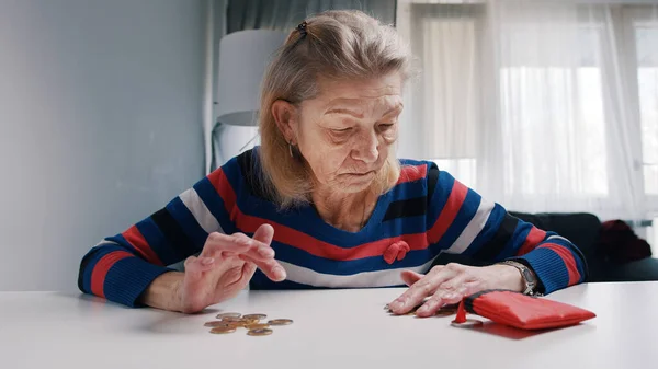 Stara emerytka desperacko licząca monety.. — Zdjęcie stockowe