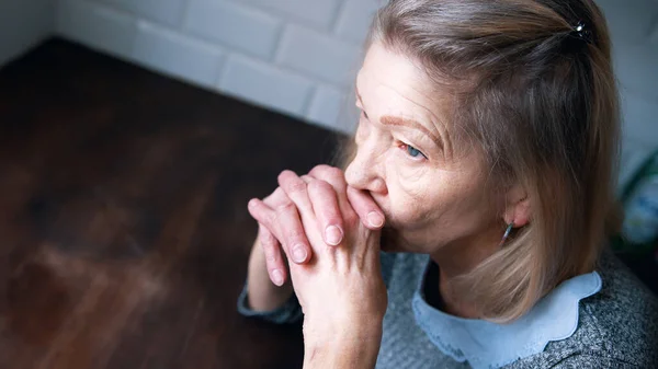 Pensive osamělý depresivní starší žena ve svém domě — Stock fotografie