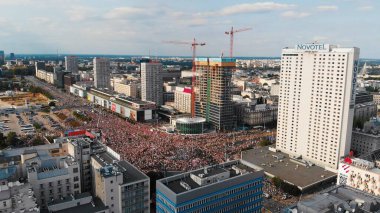 İnsansız hava aracı 1 Ağustos 2019 'da yıldönümü töreninde insanlarla dolu.