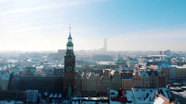 ヴロツワフに高い塔を持つ歴史的家屋や市庁舎の高層ビュー — ストック写真