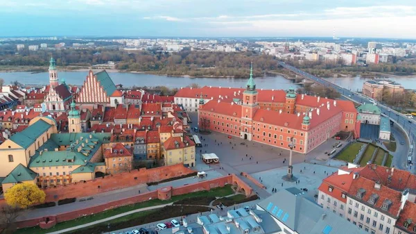 Панорамний краєвид на історичні будівлі у Варшаві. — стокове фото