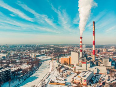 Duman veya buhar yayan endüstriyel bacaların insansız hava aracı görüntüsü