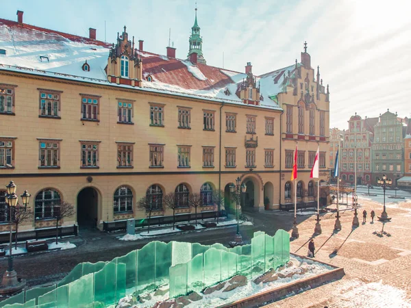Скляний декор перед історичною будівлею на старій міській площі у Вроцлаві. — стокове фото