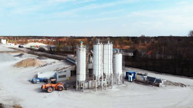 Betonu otoyola karıştırmak için inşaat makineleri