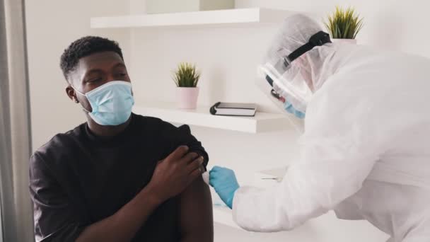 Hombre negro afroamericano con mascarilla recibiendo vacuna contra covid19 — Vídeo de stock