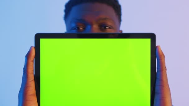 Afroamerykanin czarny mężczyzna gospodarstwa tabletki z zielonym ekranem — Wideo stockowe