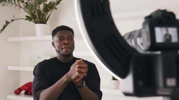 Pria kulit hitam Afrika merekam kelas latihan online. Peregangan tangan di depan kamera — Stok Video