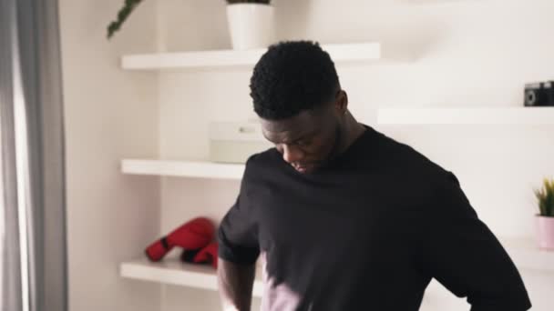 Homme noir afro-américain exerçant dans sa maison. Étirement et échauffement du cou — Video