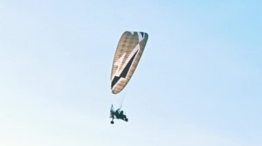 Paramotor trike küçük yarıçapta havada dönüyor