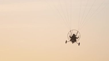 Paramotor trike paraşütle atıldı.